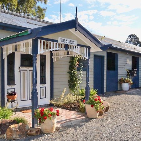 The Stables Hotel Wandin North Bagian luar foto