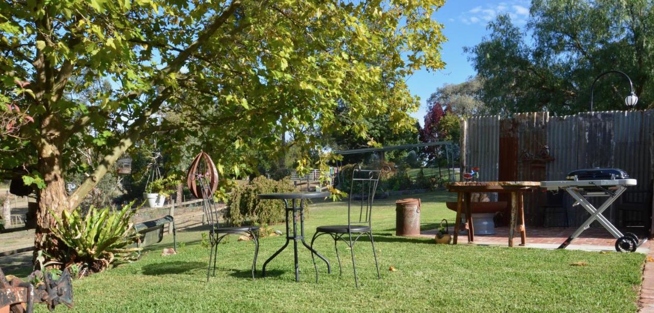The Stables Hotel Wandin North Bagian luar foto