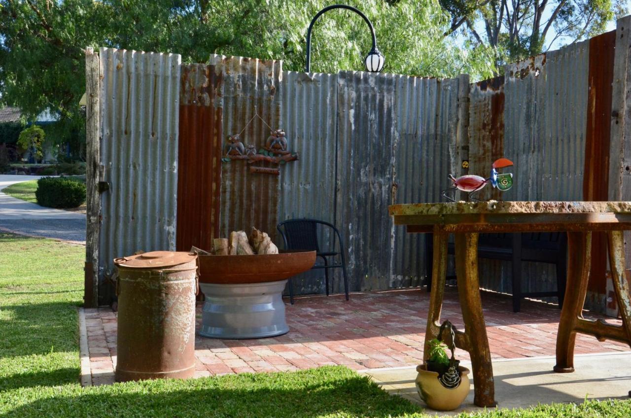 The Stables Hotel Wandin North Bagian luar foto