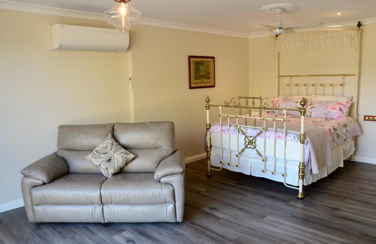 The Stables Hotel Wandin North Bagian luar foto