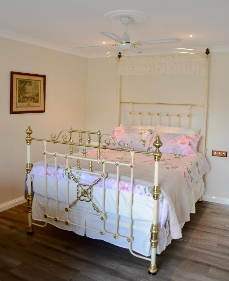 The Stables Hotel Wandin North Bagian luar foto
