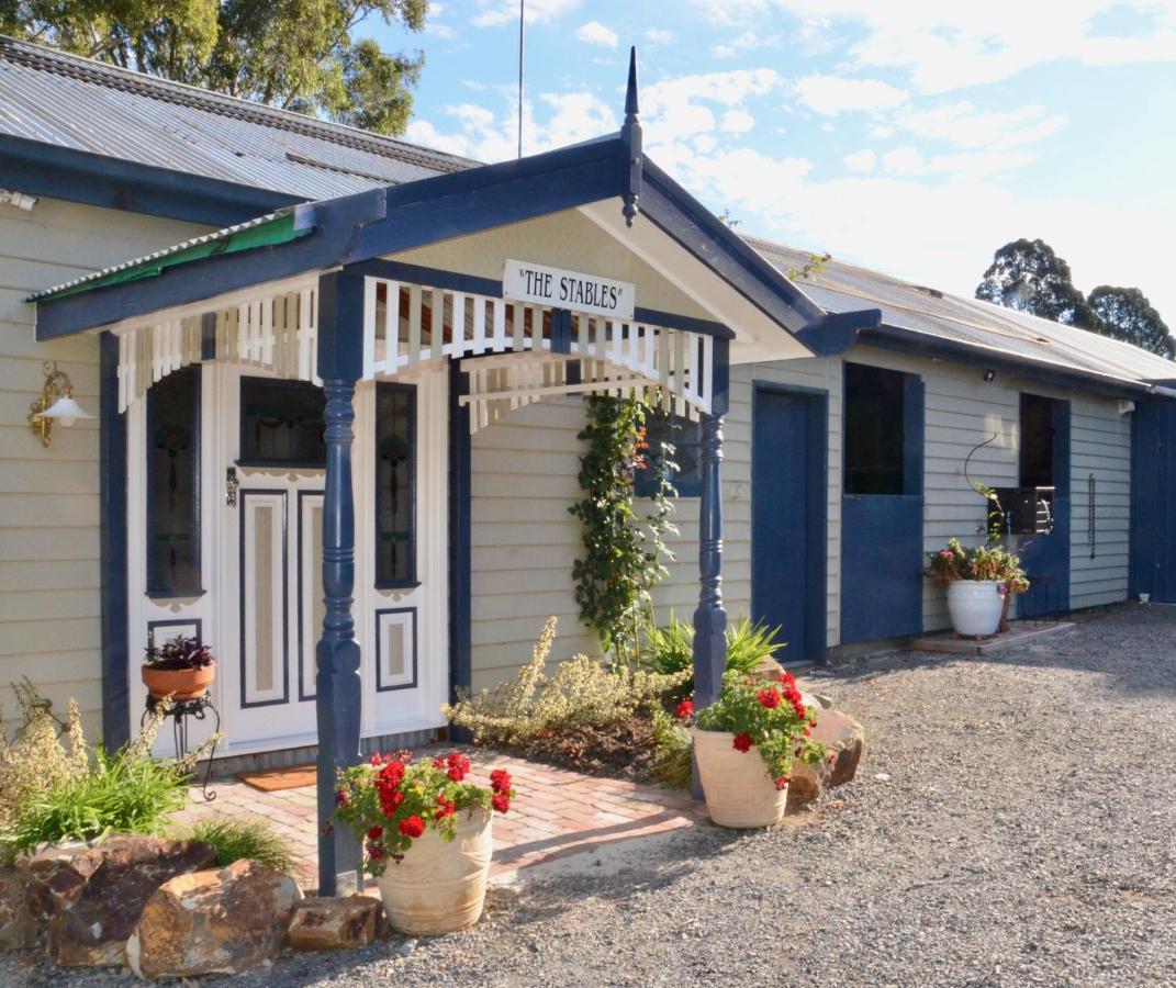 The Stables Hotel Wandin North Bagian luar foto