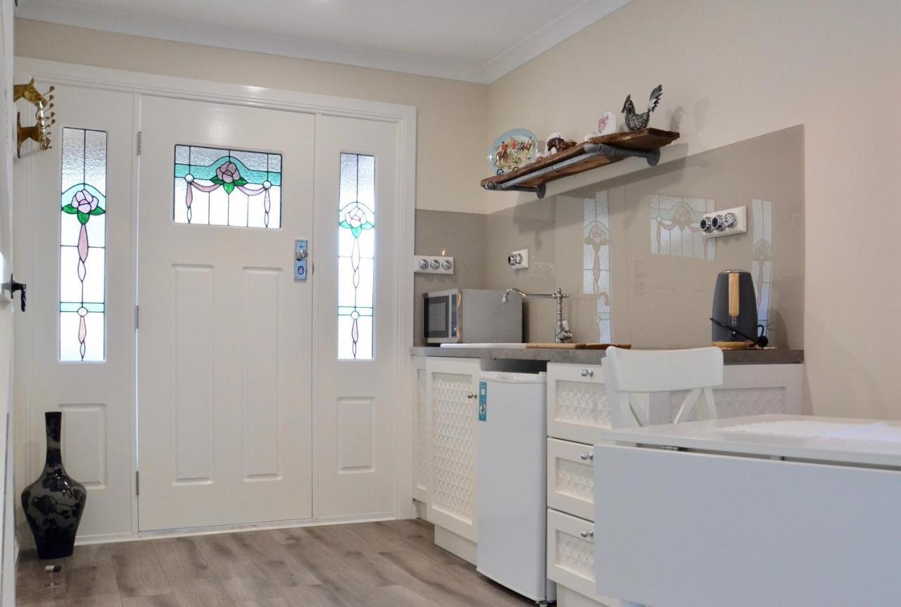 The Stables Hotel Wandin North Bagian luar foto