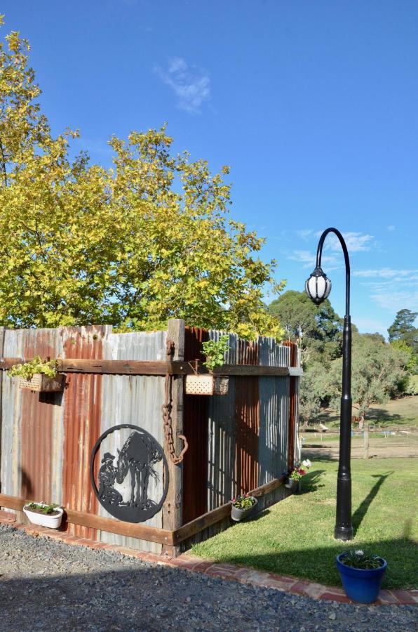 The Stables Hotel Wandin North Bagian luar foto