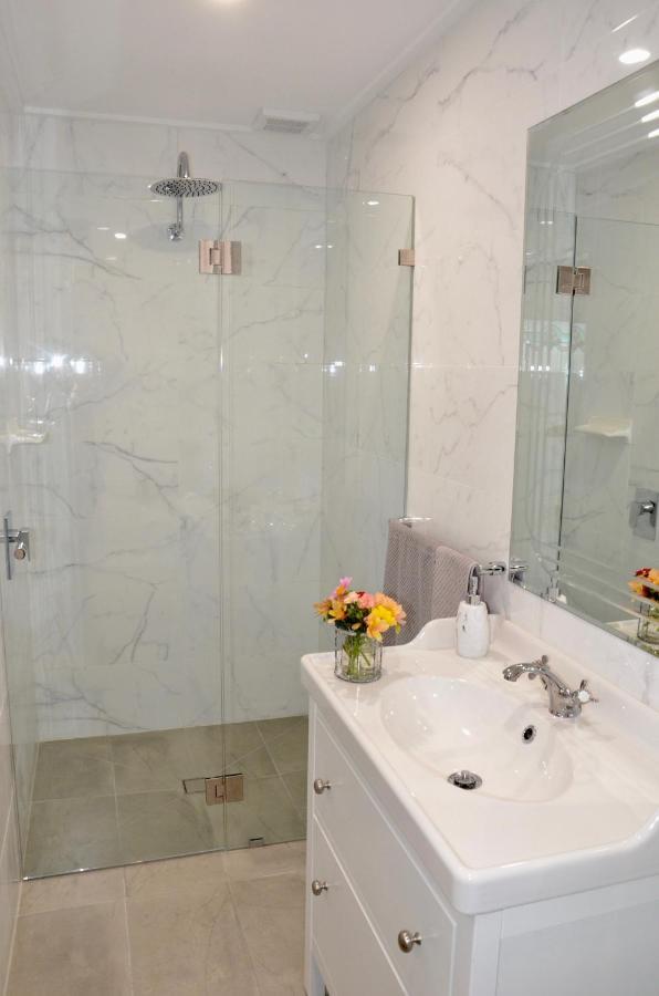 The Stables Hotel Wandin North Bagian luar foto