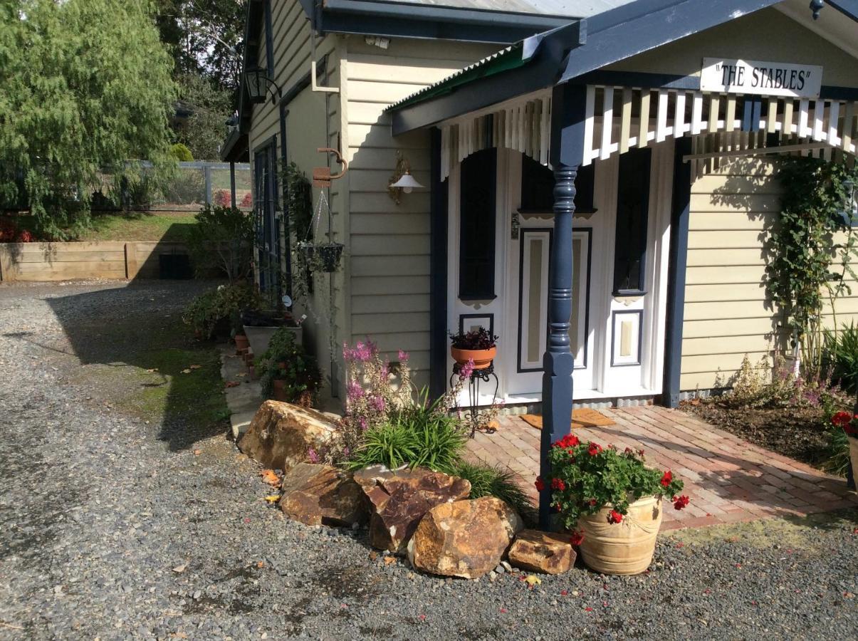 The Stables Hotel Wandin North Bagian luar foto